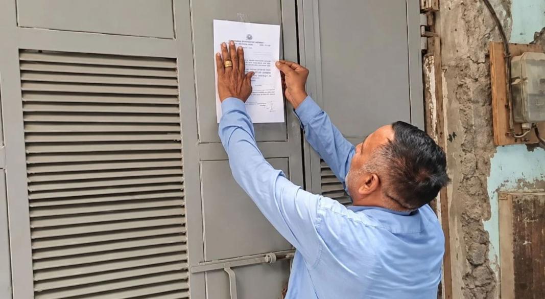 SDM ने सूर्या चौहान की हत्या के आरोपी असद के घर चस्पा किया नोटिस