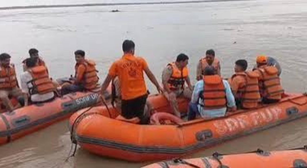 नेपाल बाढ़ के बाद कुशीनगर और महराजगंज में गंडक नदी से शव बरामद