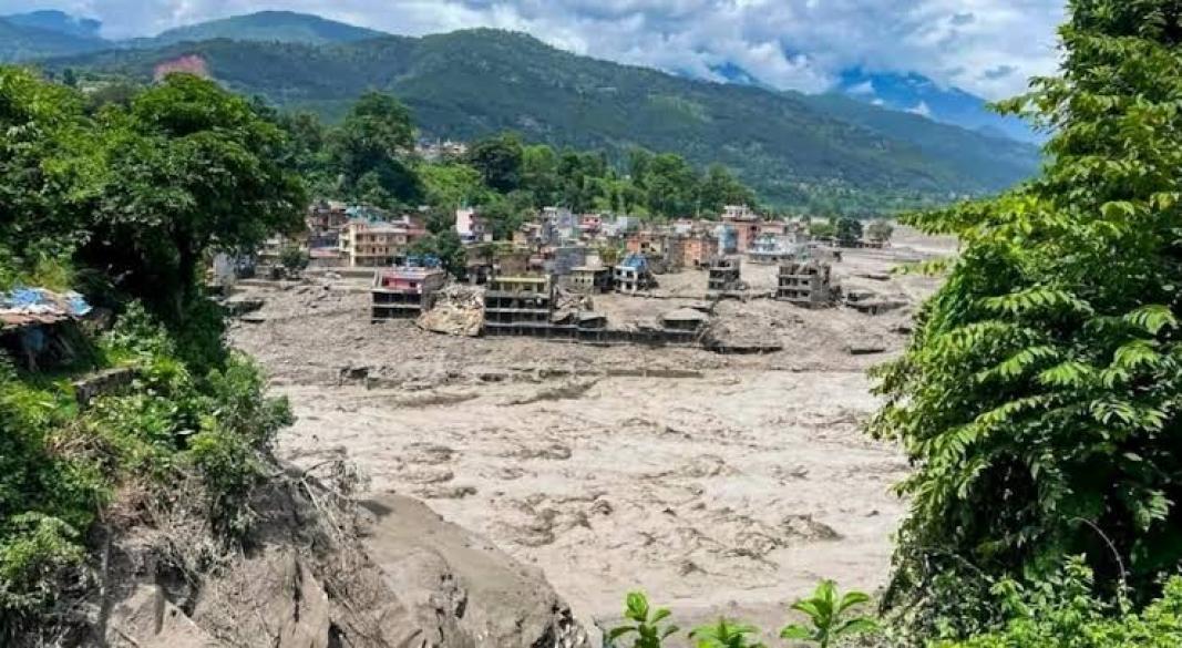 नेपाल-तिब्बत में ग्लेशियर टूटने के बाद आई भीषण बाढ़