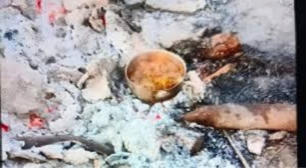 Shahjahanpur में जलती चिता पर मीट पकाने के आरोप की खबर
