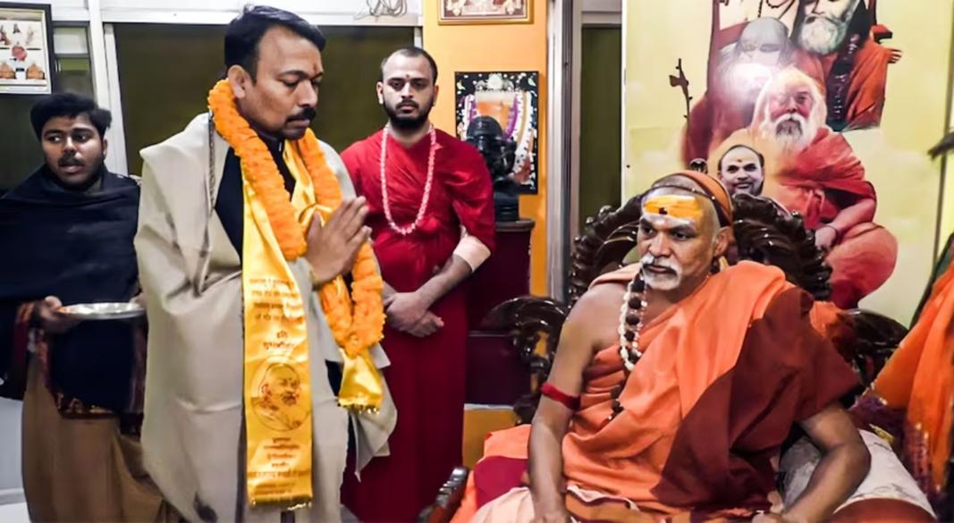 वाराणसी में शंकराचार्य से आशीर्वाद लिए अलंकार अग्निहोत्री