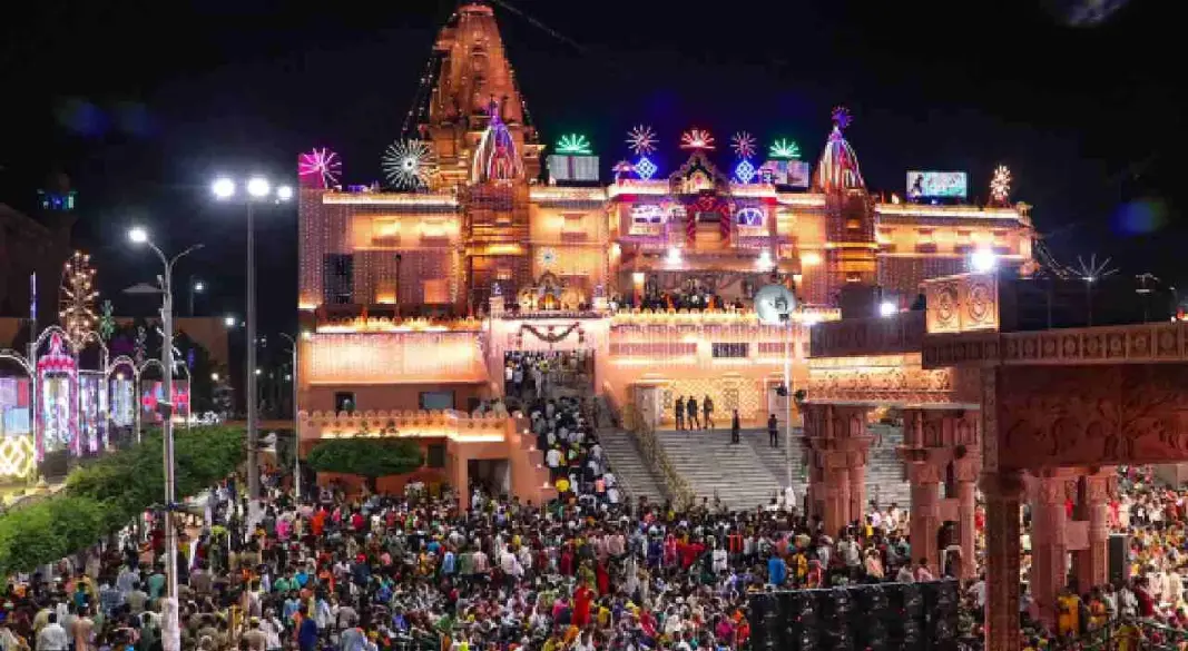 लखनऊ में जन्माष्टमी पर सजा मंदिर और कृष्ण जन्मोत्सव