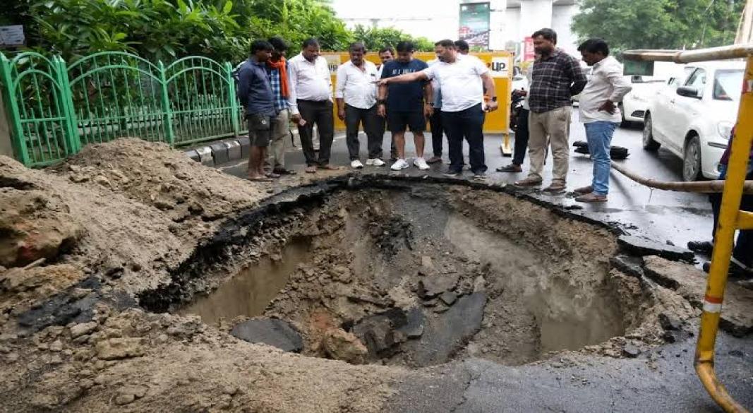 लखनऊ यूनिवर्सिटी रोड पर सड़क धंसने के बाद बना गड्ढा