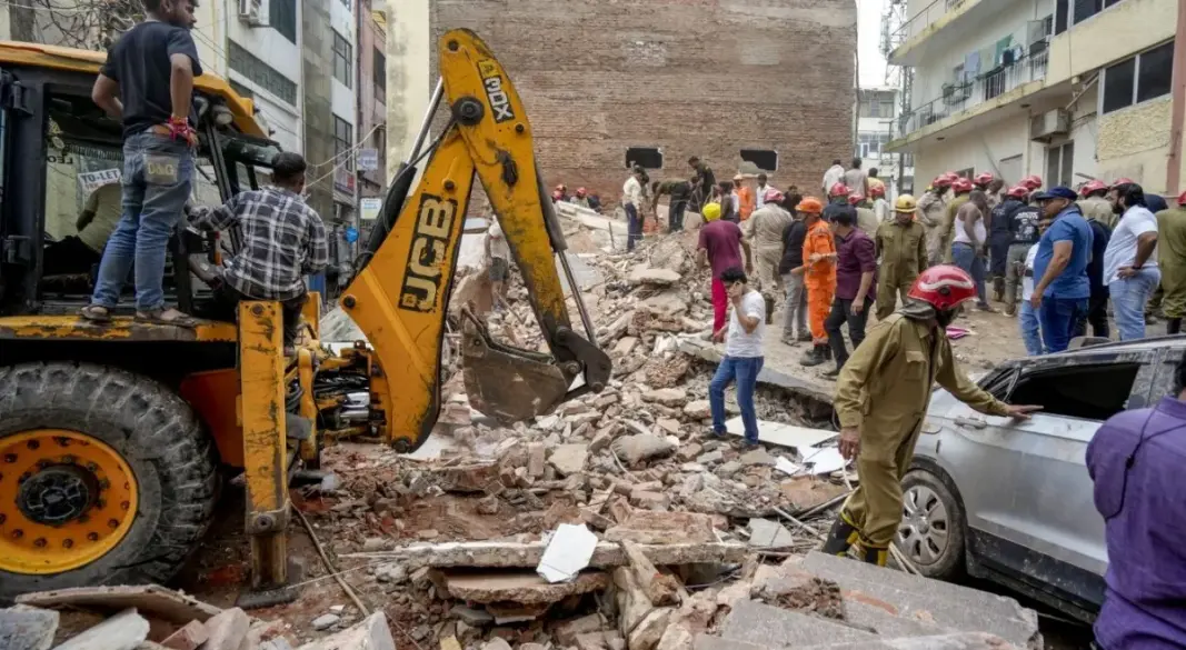 दिल्ली के सत्य निकेतन में इमारत गिरने से 6 लोगों की मौत, राहत और बचाव अभियान जारी