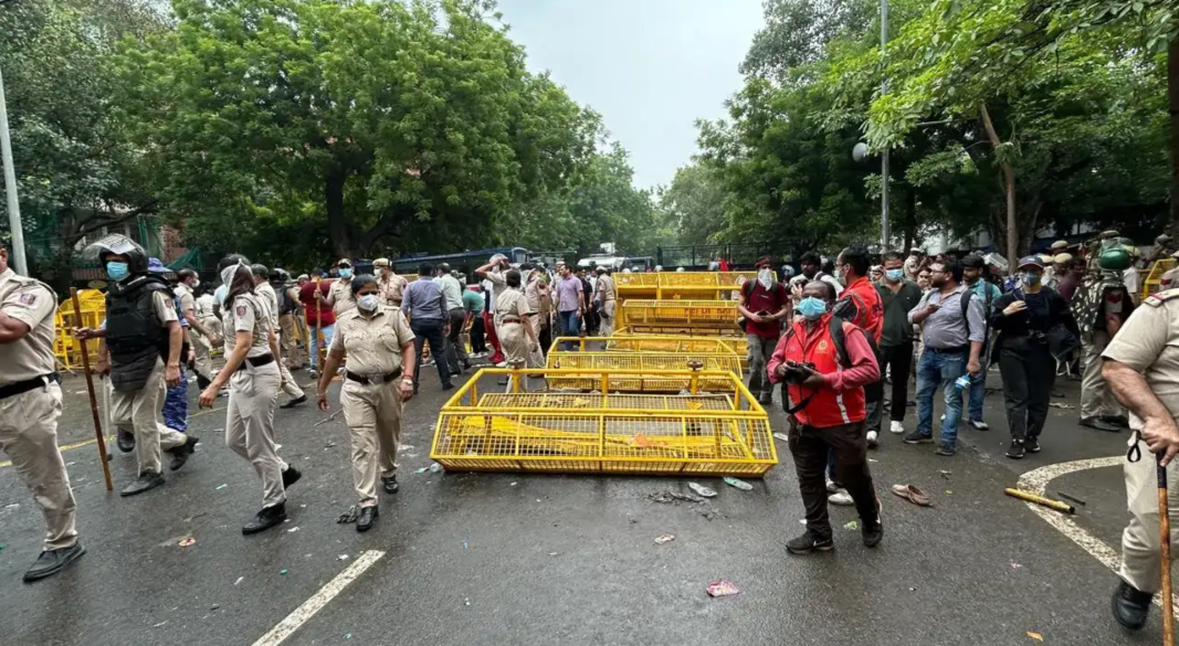 दिल्ली में संसद मार्च के दौरान प्रदर्शनकारियों को रोकती पुलिस