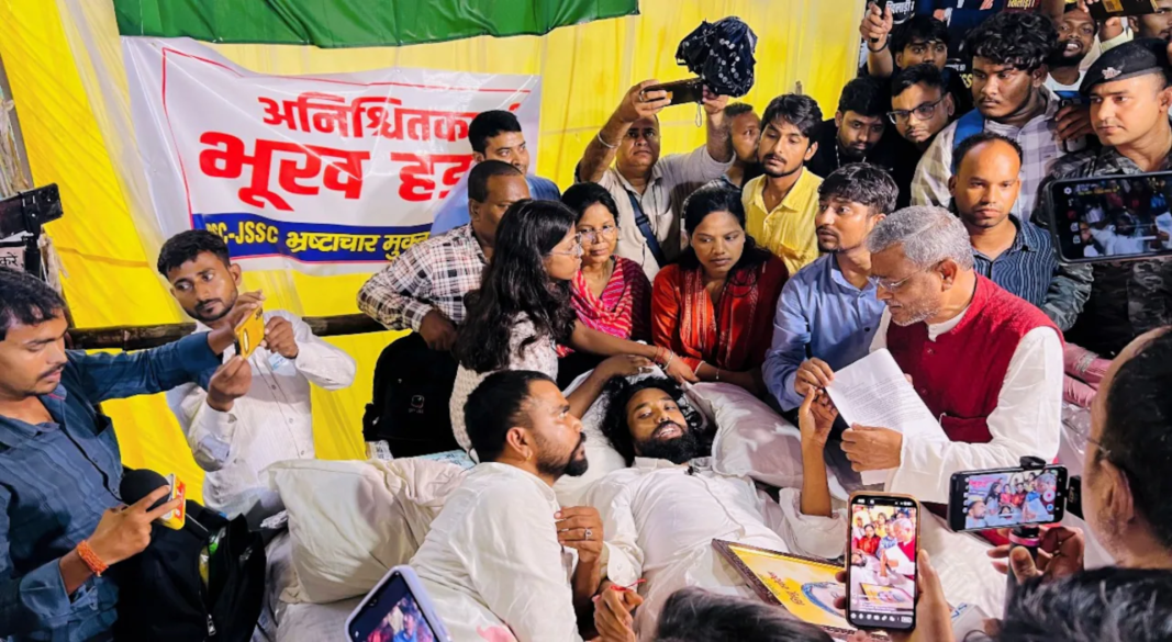 रांची में JPSC-JSSC भर्ती परीक्षा विवाद को लेकर प्रदर्शन और भूख हड़ताल