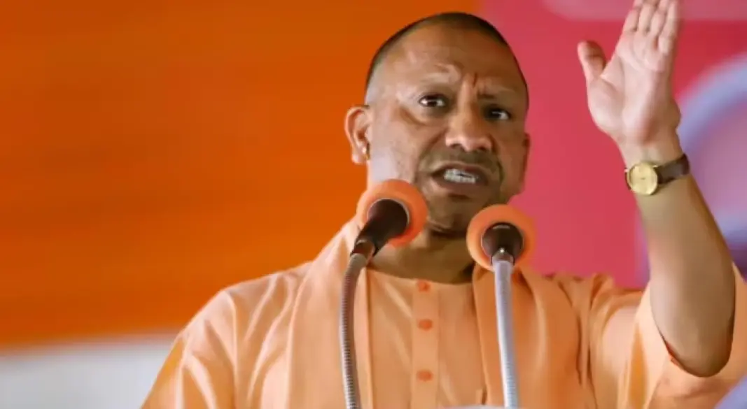 मुख्यमंत्री योगी आदित्यनाथ प्रयागराज में पद्मलोक अपार्टमेंट आवास योजना का भूमि पूजन करते हुए