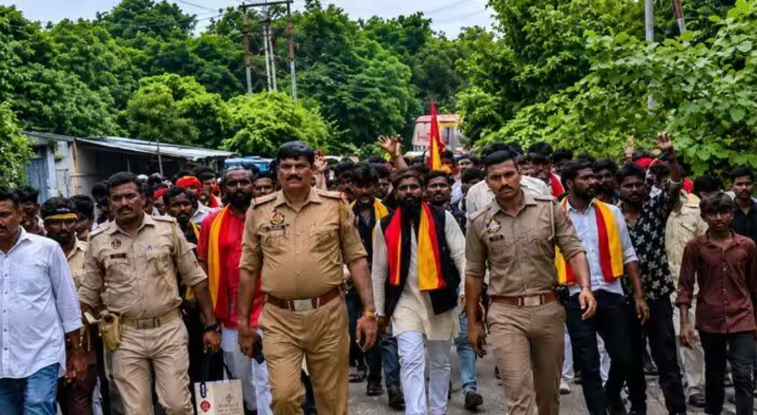 लखनऊ के कसमंडी कला में जलाभिषेक के लिए जा रहे हिंदू संगठन के लोगों को रोकती पुलिस