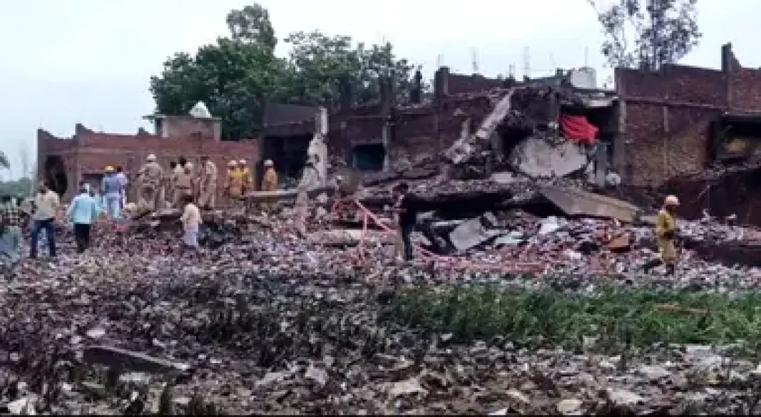 कौशांबी पटाखा फैक्टरी ब्लास्ट के बाद घटनास्थल और राहत-बचाव अभियान