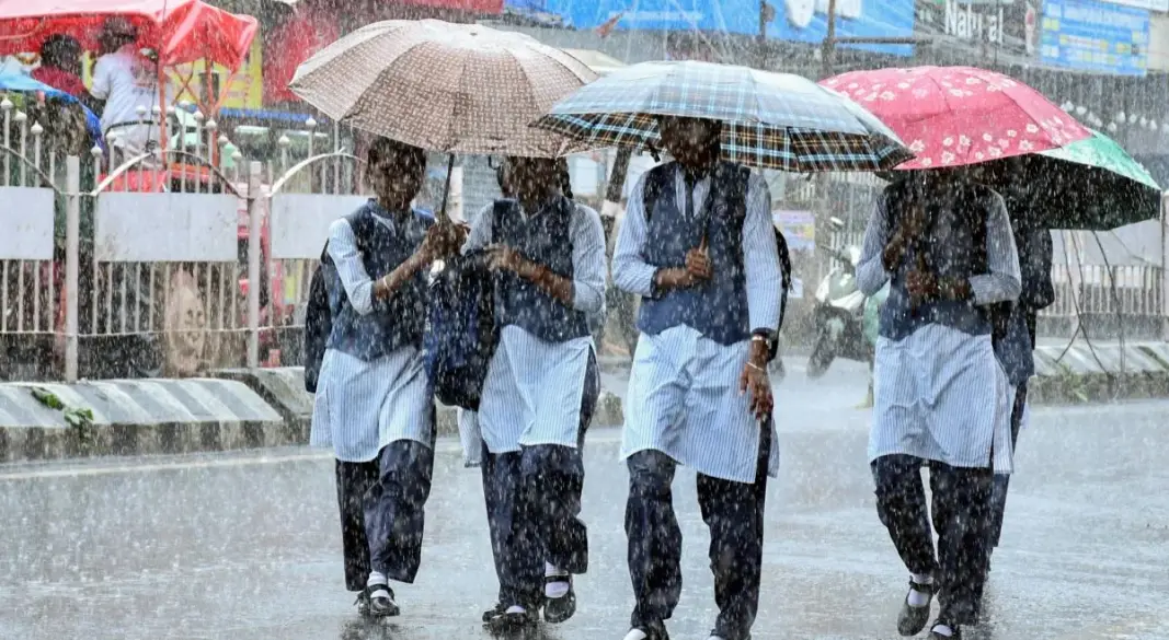 ओडिशा में भारी बारिश के बाद जलभराव और स्कूल बंद