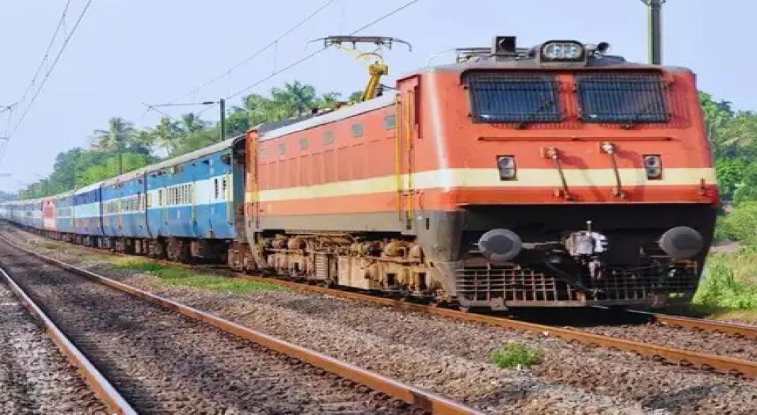 चक्रवात के अलर्ट के बीच रेलवे स्टेशन पर खड़ी यात्री ट्रेन