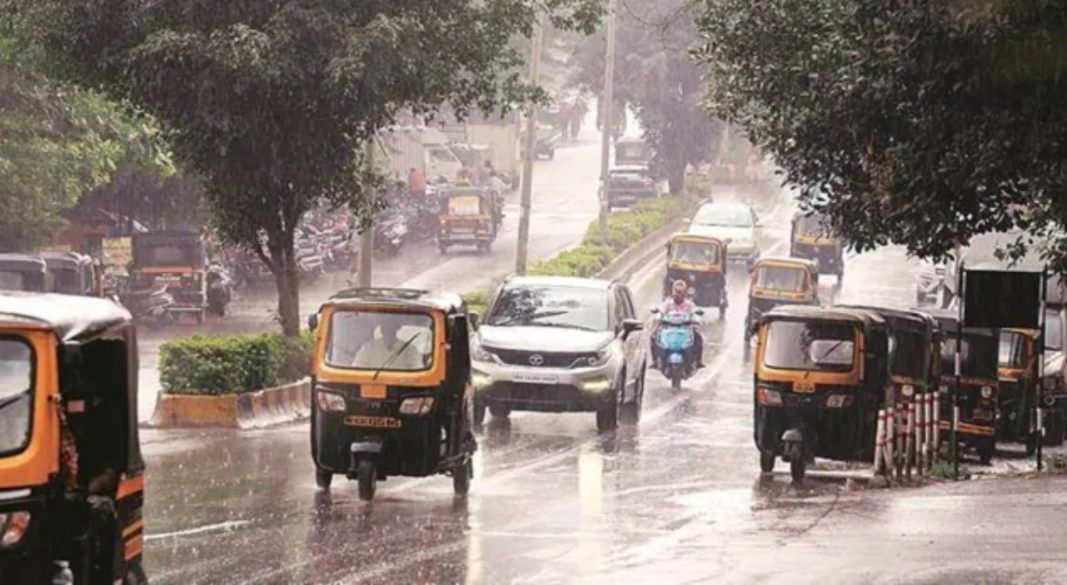 उत्तर प्रदेश में भारी बारिश और वज्रपात का अलर्ट, लखनऊ समेत कई जिलों में बदला मौसम