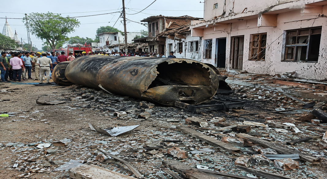 मध्य प्रदेश के खरगोन में टैंकर ब्लास्ट के बाद घटनास्थल पर बिखरे टैंकर के टुकड़े और क्षतिग्रस्त घर