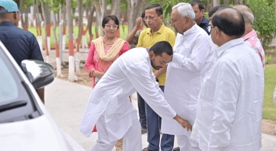 नीतीश कुमार का आशीर्वाद लेते हुए निशांत कुमार